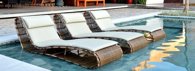 espreguiçadeira em aluminio e fibra sintetica para area de piscina