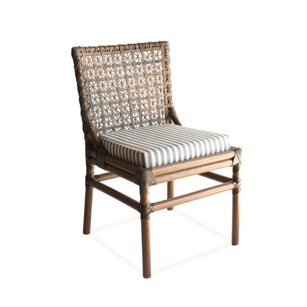 Cadeira Andria estrutura em rottin com trama em couro natural para Varanda Gourmet